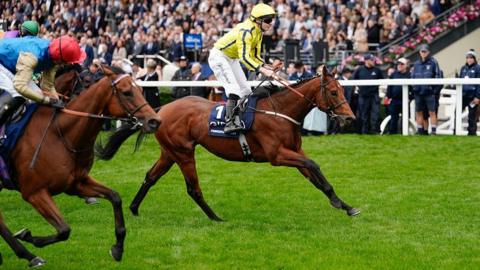 Jamie Spencer wins on Powerful Glory at Ascot