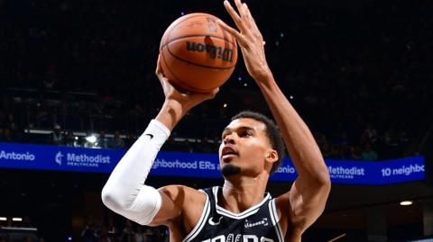 Victor Wembanyama shoots the ball against the Toronto Raptors