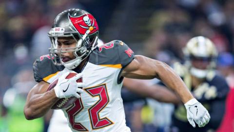 Doug Martin plays American football in 2017