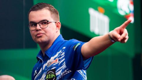 Gian van Veen points his finger