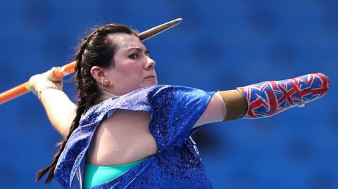 Hollie Arnold throwing a javelin