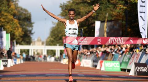 Yismaw Dillu crosses finish time