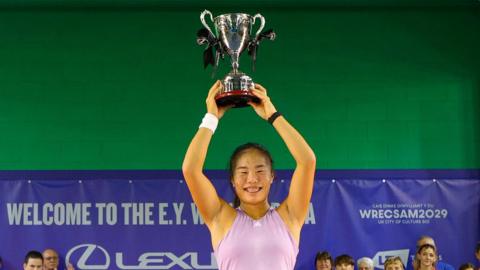 Mimi Xu holds the Wrexham Open trophy aloft