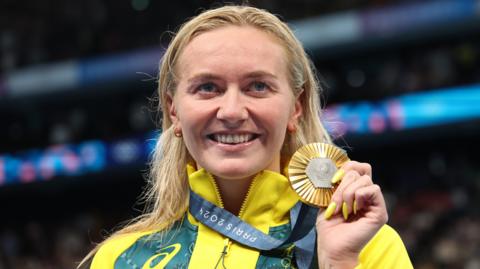 Ariarne Titmus with her Olympic 400m freestyle gold medal in Paris