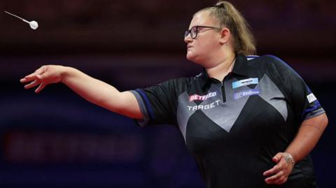 Beau Greaves throws a dart